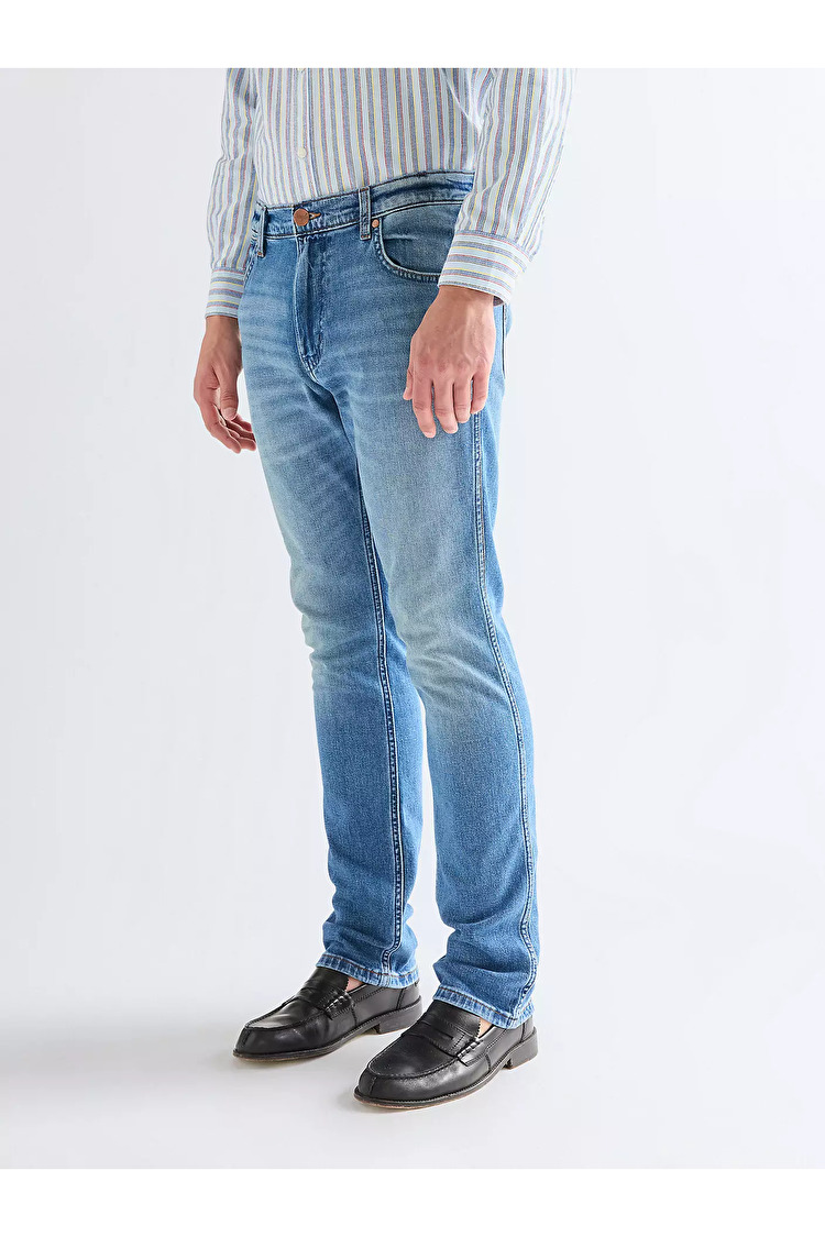 Джинси Wrangler Greensboro Regular Fit (112377801) Блакитний