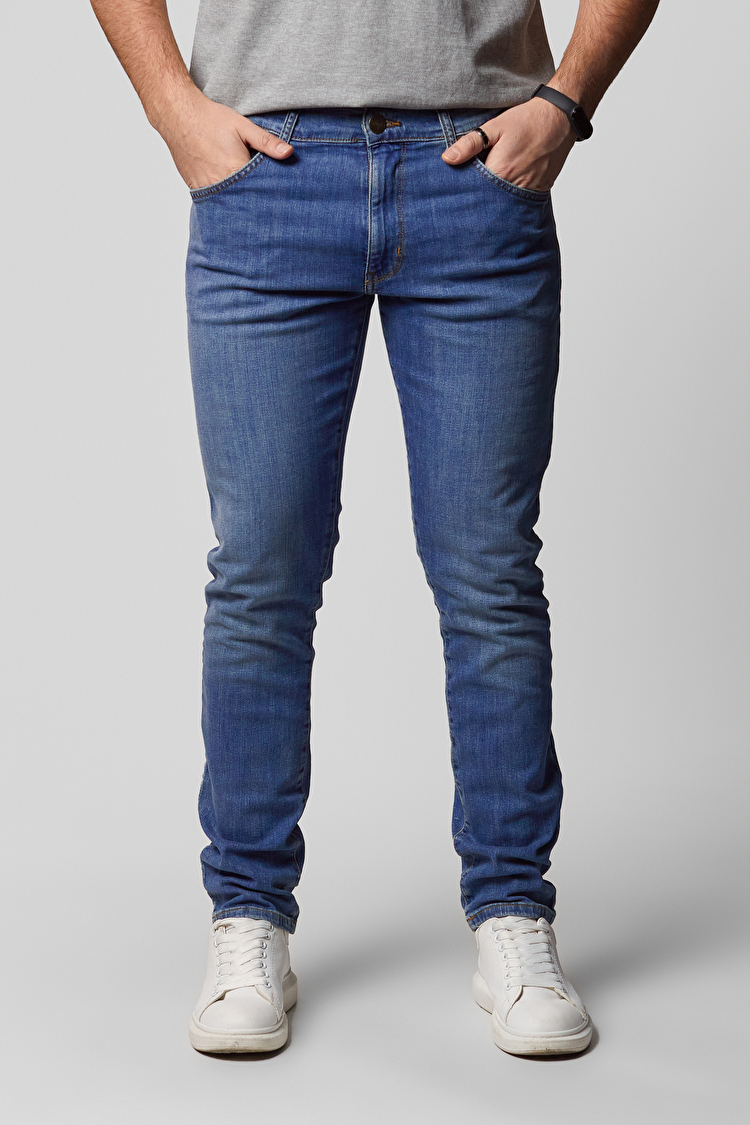Джинси Wrangler Larston Slim Fit (W18SQA27E) Блакитний