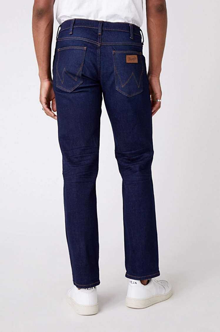 Джинси Wrangler Greensboro Regular Fit (W15QQ892G) Темно-синій