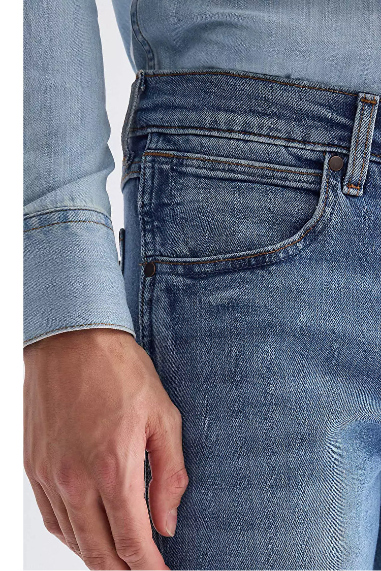Джинси Wrangler Larston Slim Fit (W18SQ148R) Блакитний